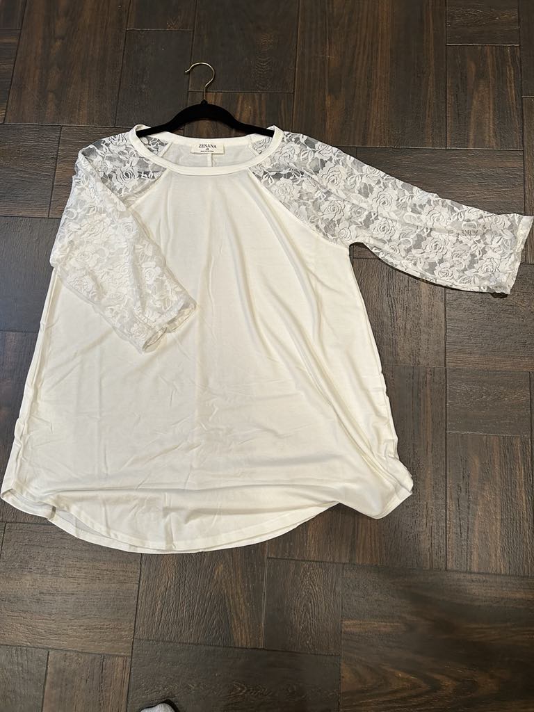 Plus Lace Half Sleeve Round Neck & Round Hem Top